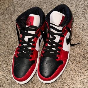 Jordan 1 Mid Chicago Black Toe Nike